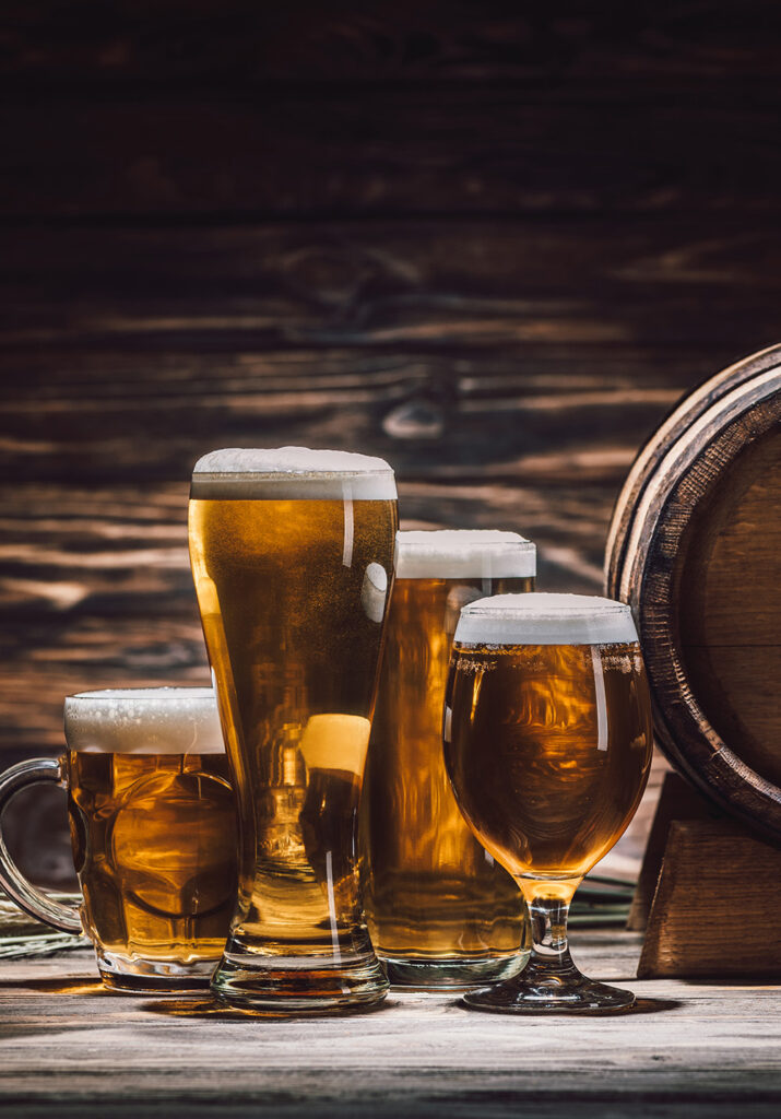 fresh-beer-in-glasses-and-beer-barrel-on-wooden-table-oktoberfe