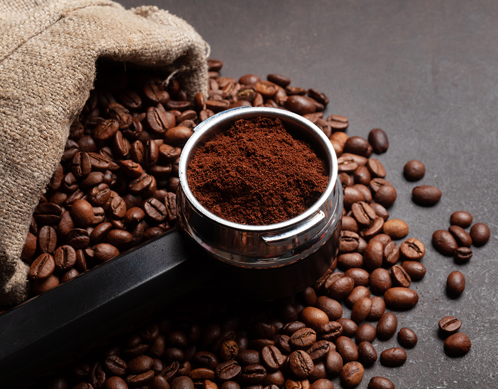 roasted-coffee-beans-and-ground-coffee-in-filter-holder